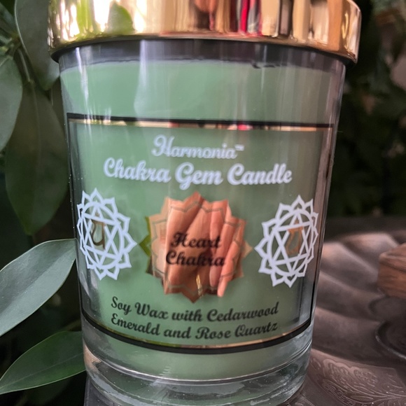 SOY WAX Cedarwood Emerald and Rose Quartz Chakra Gem Candle - Picture 3 of 4